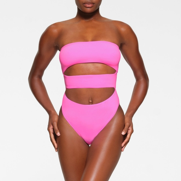 NWT SKIMS STRAPLESS CUTOUT MONOKINI IN TAFFY SIZE SMALL - Picture 2 of 6